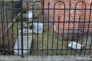 Zniszczono nagrobki na zabytkowym cmentarzu
